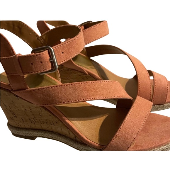 DV8 Pierra Strappy Wedge Peach Color, Size 7.5. New in Original Bag. - Picture 3 of 8